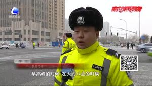 雪天交警齊出動 保駕護(hù)航不放松