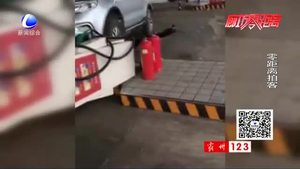 霸州一加油站“飛”進(jìn)汽車