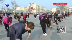 退役女軍人鄭海潮回家鄉(xiāng)當起義務舞蹈老師