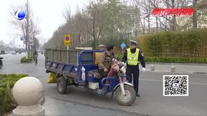交通違法曝光臺：三輪車違規(guī)行駛 駕駛員現(xiàn)場學交規(guī)