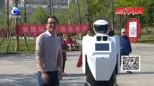 智慧園林推廣普及活動(dòng)日 機(jī)器人小安與市民親密互動(dòng)