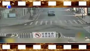 開(kāi)車看手機(jī) 沖過(guò)護(hù)欄翻車