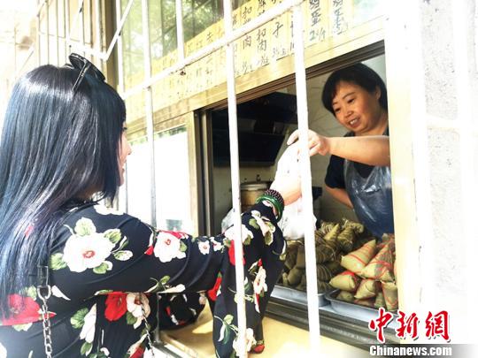 夫婦辟新口味粽子“對胃”北方飲食一天賣上千個