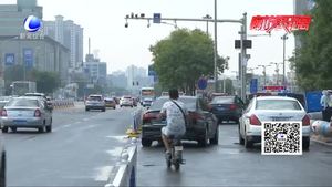 零距離·交通：萬達(dá)廣場(chǎng)前違停罰100元記3分 交警日夜巡邏治理