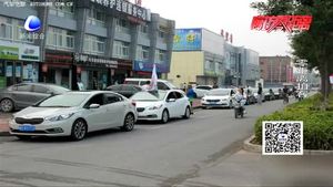 小區(qū)門(mén)口亂停車 影響市容和出行環(huán)境