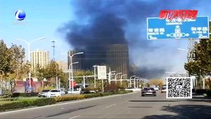 建設(shè)南路一修車行倉(cāng)庫(kù)起火