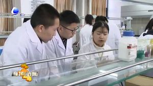 廊坊師范學(xué)院攜手市第八中學(xué)開展趣味化學(xué)探究實驗