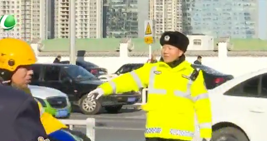 低溫下堅守：交警不畏嚴(yán)寒保暢通