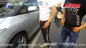 老人急需轉(zhuǎn)院治療 交警為其開(kāi)道送醫(yī)